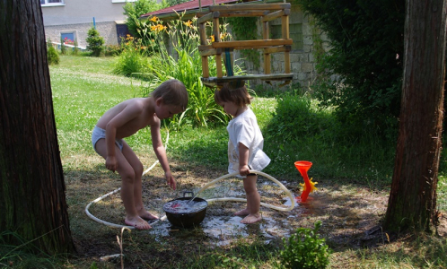 v tropick&yacute;ch vedrech si kluci hraj&iacute; s hadic&iacute;