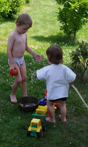 Matěj s &Scaron;imonem, hadice a hračky