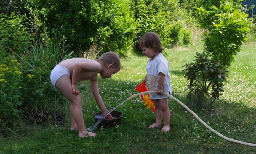 Matěj s &Scaron;imonem stř&iacute;kaj&iacute; vodu na hračky