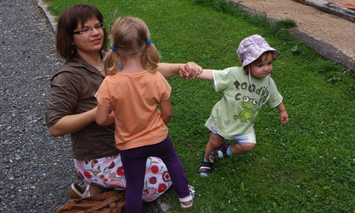 Mark&eacute;tka ozdobila Aničku p&iacute;rkem