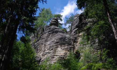 04-skaly-mezi-stromy