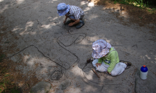 07-kluci-kresli-furt