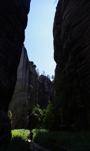 15-marketka-mezi-skalama