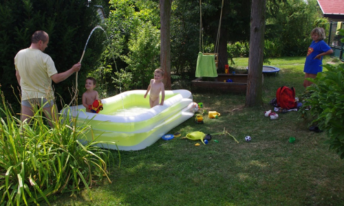 &Scaron;imon s Tobi&aacute;&scaron;em v baz&eacute;nku, br&aacute;cha s hadic&iacute; a Ag&aacute;tka přihl&iacute;ž&iacute;.