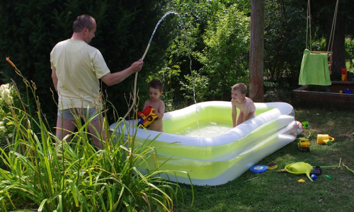 Br&aacute;cha stř&iacute;k&aacute; kluky v baz&eacute;nku, Tobi&aacute;&scaron;e se &Scaron;imonem.