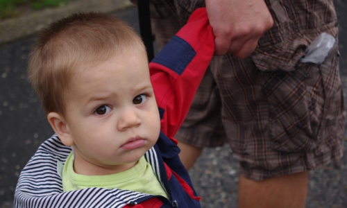 Matěj kr&aacute;č&iacute; na v&yacute;let, za ruku veden&yacute; tat&iacute;nkem.
