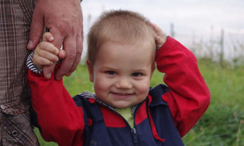 Spokojen&yacute; ostř&iacute;han&yacute; Matěj jde poř&aacute;d za ruku.