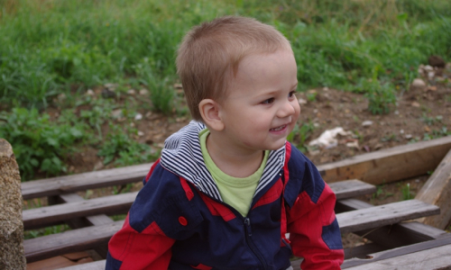 Matěj sed&iacute; a řeht&aacute; se.