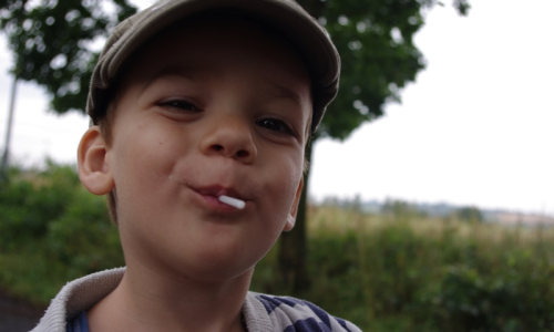 Tobi&aacute;&scaron; s l&iacute;z&aacute;tkem v puse.