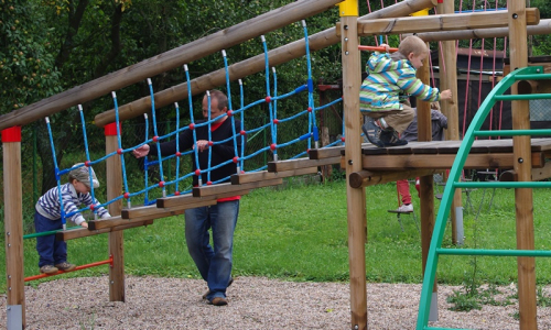 &Scaron;imon s Tobi&aacute;&scaron;kem na prol&eacute;začce, br&aacute;cha přihl&iacute;ž&iacute;.