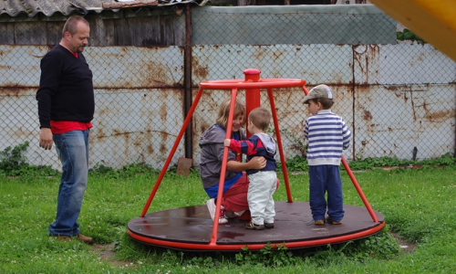 Děcka se toč&iacute; na kolotoči.