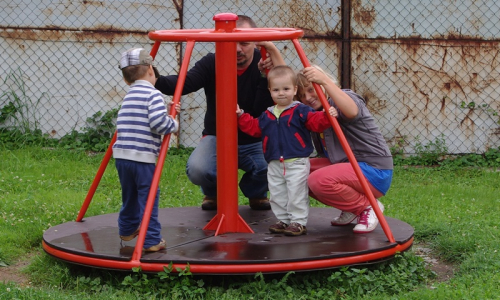 Tobi&aacute;&scaron;ek, Ag&aacute;tka, Maťoch a br&aacute;cha se toč&iacute; na kolotoči.