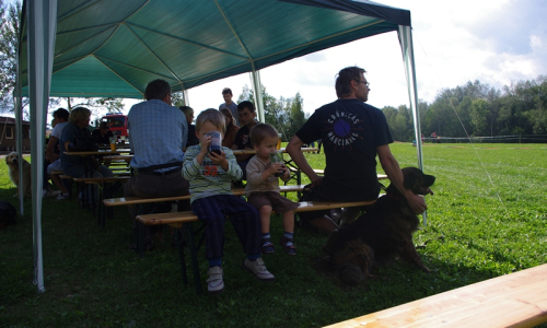 Kluci si d&aacute;vaj&iacute; kofolu v občerstven&iacute;.