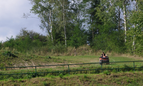 &Scaron;imon jede na čtyřkolce.
