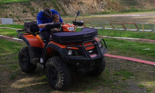 Matěj se nenech&aacute; o&scaron;idit a taky jde na čtyřkolku.