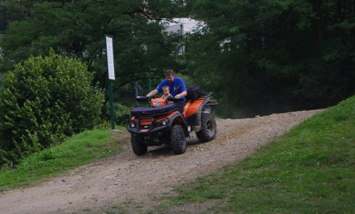 Matěj je spokojen&yacute; a j&iacute;zdu na čtyřkolce si už&iacute;v&aacute;.