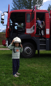 &Scaron;imon zkou&scaron;&iacute; těžkou hasičskou helmu.