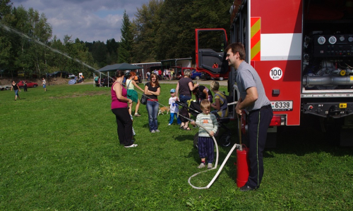 &Scaron;imon stř&iacute;k&aacute; ručn&iacute; stř&iacute;kačkou.