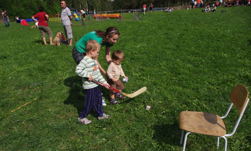 &Scaron;imon pod dohledem Matěje zkou&scaron;&iacute; hokej s kostkami.