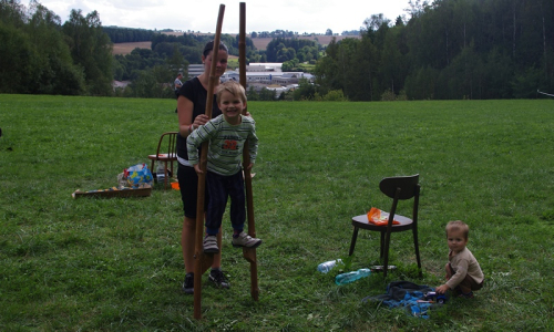 &Scaron;imon s pomoc&iacute; chod&iacute; na chůd&aacute;ch.