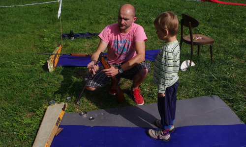 &Scaron;imon kouk&aacute;, jak se nab&iacute;j&iacute; vzduchovka a za chv&iacute;li bude stř&iacute;let.