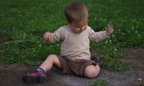 &Scaron;ťastn&yacute; Matěj se hrabe v bordelu a v&scaron;echno ostatn&iacute; ho nezaj&iacute;m&aacute;.
