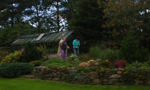 M&aacute;ma na n&aacute;v&scaron;těvě ve &Scaron;tipoklasech prohl&iacute;ž&iacute; Milu&scaron;činu zahr&aacute;dku.
