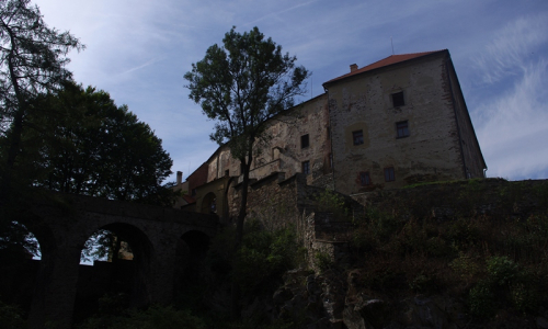 Ledečsk&yacute; hrad, jak ho vid&iacute;me, když sestupujeme do pivovarsk&eacute;ho &uacute;dol&iacute;.