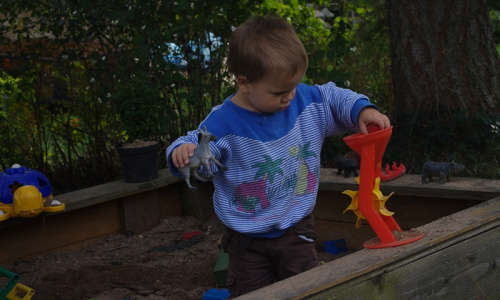 Matěj si hraje z&aacute;roveň s ml&yacute;nkem a oslem.