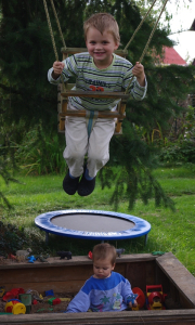 &Scaron;imon se houpe a Matěj si hraje na p&iacute;sku, ide&aacute;ln&iacute; stav.