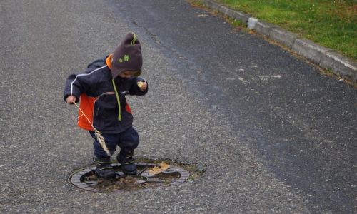 Matěj se při proch&aacute;zce zarazil na kan&aacute;lu.