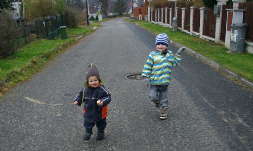 &Scaron;ťastn&iacute; kluci tanč&iacute; na Zahradn&iacute; ulici.
