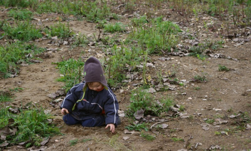 Klasika, Matěj jde na kolena a hrabe se v hl&iacute;ně.