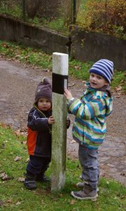 &Scaron;imon s Matějem stoj&iacute; a pov&iacute;daj&iacute; u patn&iacute;ku.