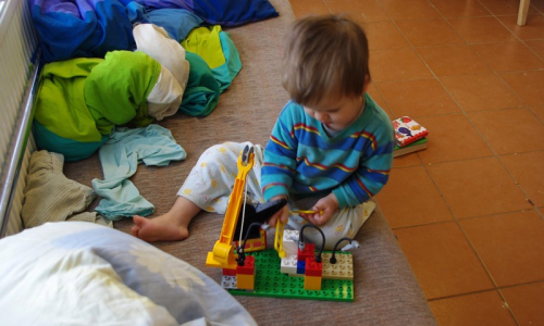 Matěj zač&iacute;n&aacute; taky stavět z lega.