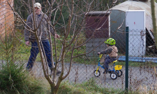 Tat&iacute;nek tah&aacute; Matěje na tř&iacute;kolce.