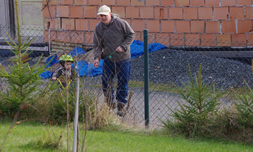 Matěj prov&aacute;d&iacute; zat&aacute;čku na tř&iacute;kolce kolem tat&iacute;nka.
