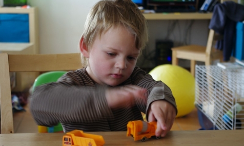 &Scaron;imon si hraje s aut&iacute;čky, co dostal od dědy.