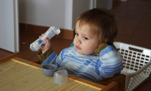 Matěj m&aacute; vlastn&iacute; stoleček a r&aacute;d za n&iacute;m trůn&iacute;.