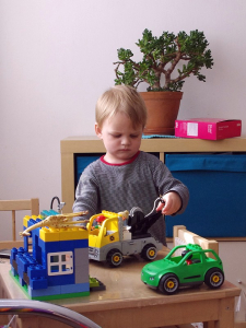 01-simon-si-hraje-s-legem