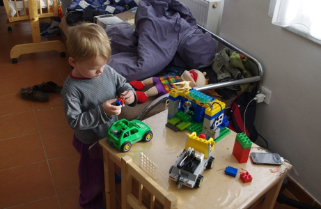 02-simon-si-hraje-s-legem