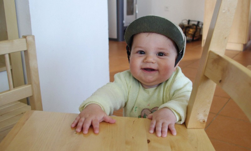 21-matoch-stoji-u-zidle-a-rehta-se