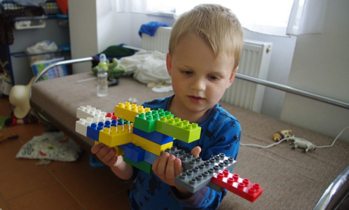 &Scaron;imon složil funkčn&iacute; loď do vesm&iacute;ru z Lega.