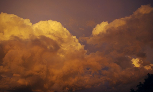 Kouřov&eacute; mraky při z&aacute;padu slunce.