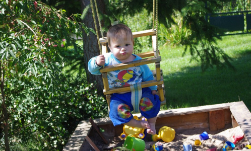 Matěj n&aacute;m dorostl do houpačky.