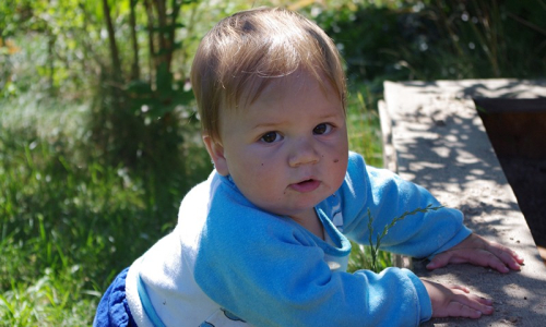 Matěj stoj&iacute; u p&iacute;skovi&scaron;tě.