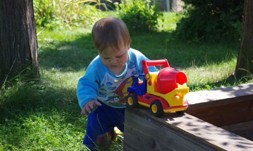 &Scaron;imon nen&iacute; nabl&iacute;zku, Maťoch si může v klidu hr&aacute;t s m&iacute;ch&aacute;čkem.