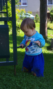 Matěj stoj&iacute; u vrat, drž&iacute; se jen jednou rukou.