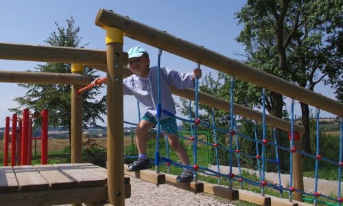 &Scaron;imon balancuje na provazov&eacute;m můstku.