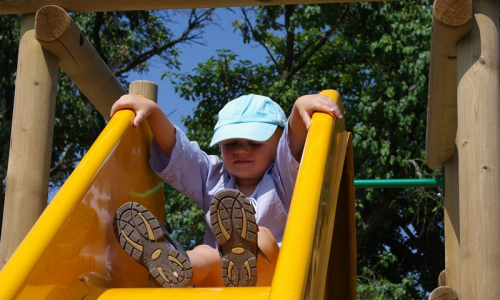 Okamžik těsně před skluzem na vrcholu klouzačky.
